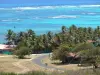 Landschappen van Guadeloupe - Eiland Marie - Galante : uitzicht kokospalmen en de turquoise lagune Capesterre -de - Marie - Galante