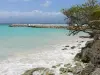 Landschappen van Guadeloupe - Badplaats in Gosier, op het eiland Grande - Terre : dijk en turquoise zee