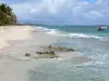 Landschappen van Guadeloupe - Island Désirade : kustlandschap en de golven van de Atlantische Oceaan