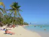 Landschappen van Guadeloupe - Plage du Bourg Sainte - Anne, op het eiland Grande - Terre : luieren op het zand en zwemmen in de lagune