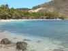 Landschappen van Guadeloupe - Pompierre strand, in de archipel van Les Saintes, op het eiland van Terre -de - Haut : uitzicht op de turquoise lagune en zandstrand omzoomd met kokospalmen