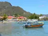 Landschappen van Guadeloupe - Sacred : boten op het water drijven en huizen van Terre -de - Haut aan de kust
