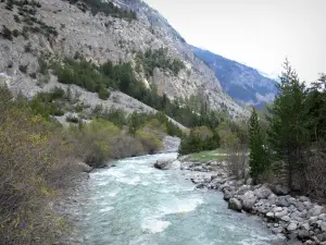 Landschappen van de Hautes-Alpes - Claree Valley: Claree rivier omzoomd met bomen en bergen