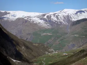 Landschappen van de Hautes-Alpes - Parc National des Ecrins (Ecrins massief): met sneeuw bedekte bergen, weides en gehuchten
