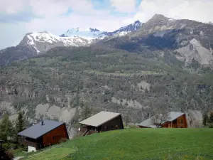 Landschappen van de Hautes-Alpes - Huisjes met uitzicht op de bergen