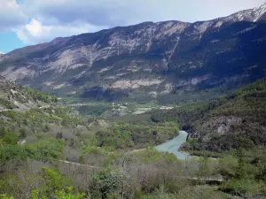 Landschappen van de Hautes-Alpes - Rivier omzoomd met bomen en bergen