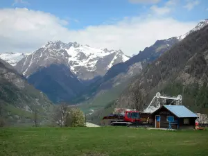 Landschappen van de Hautes-Alpes - Klein huisje met uitzicht op de bergen