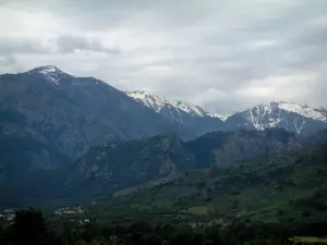 Landschappen van het Corsicaans hinterland - Sommige bergen met sneeuw bedekte