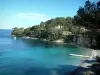 Landschappen van de kust van de Côte d'Azur - Cape Town Beach, een kleine aanlegsteiger, turquoise zee, pijnbomen en kleine boot