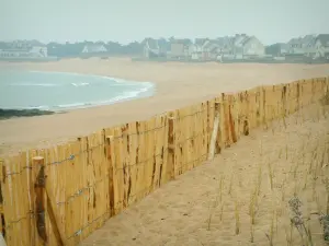 Landschappen van de kust van de Loire-Atlantique - Zand, hek, strand, zee (Atlantische Oceaan) en huizen