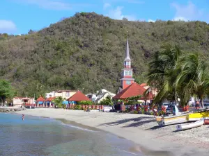 Landschappen van Martinique - Vissersdorp Anse d'Arlet aan de rand van de Caribische Zee, met zijn kerktoren, zijn huizen en zijn zandstrand