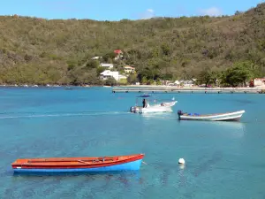 Landschappen van Martinique - Uitzicht op de steiger van het vissersdorp van Anse d'Arlet en turquoise zee bezaaid met boten