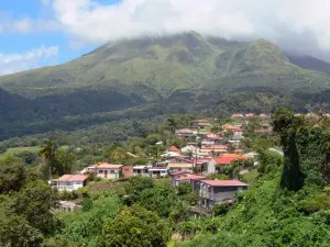 Landschappen van Martinique - Huizen in de stad van Morne-Rouge aan de voet van de Mont Pelée vulkaan