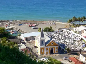 Landschappen van Martinique - Uitzicht op het dorp van Grand'Rivière de rand van de Atlantische Oceaan, met zijn kerk Sainte-Catherine, de begraafplaats en de vissershaven