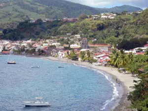 Landschappen van Martinique - Uitzicht op de baai van St. Peter, met de torens van de kathedraal van Onze Lieve Vrouw van de Assumptie, het strand en de huizen van de stad aan de Caribische Zee