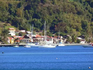 Landschappen van Martinique - Uitzicht op de St. Peter, met huizen aan de rand van de Caribische Zee en de boten op het water drijven