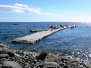 Landschappen van Martinique - Vissersboten afgemeerd aan een ponton