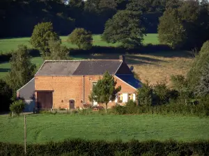 Landschappen van le Nord - Regionaal Natuurpark van de Avesnois: bakstenen huis, weilanden en bomen