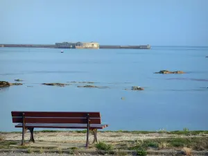 Landschappen van Normandië - Bench met uitzicht op de kunstmatige haven van Cherbourg, de kustlijn van het schiereiland Cotentin