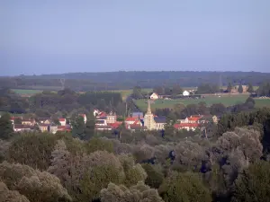 Landschappen van Picardië - Village (huizen, kerktoren), omringd door bomen