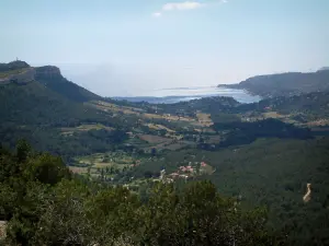 Landschappen van de Provencekust - Hills, met bossen en huizen, met uitzicht op de kust en de Middellandse Zee
