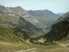 Landschappen van de Pyreneeën - Cirque de Gavarnie (in de Pyreneeën Nationaal Park) tijdens de klim naar het circus, met uitzicht op het hotel circus omgeven door bomen, het dorp van Gavarnie en de bergen in de verte