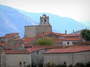 Landschappen van de Pyrénées-Orientales - Bekijk van de klokkentoren van de kerk van Saint-Sauveur en de daken van de huizen in het dorp Arboussols