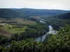 Landschappen van de Quercy - De bomen in de voorgrond met uitzicht op de rivier (Lot), bomen aan de rand van het water, de velden en heuvels, in de Lot-vallei