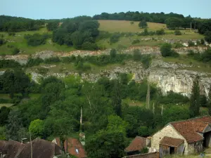 Landschappen van de Quercy - Daken van huizen, bomen, rotswanden en grazende