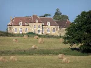 Landschappen van de Sarthe - Balen hooi in een weiland, in de buurt van een huis