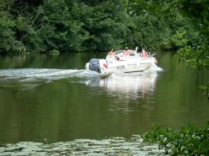 Landschappen van de Sarthe - Vallei van de Sarthe: boot varen op de rivier de Sarthe