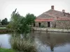 Landsitz Chabotterie - Wasserfläche und Nebengebäude