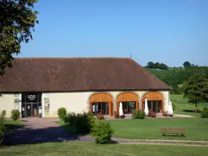 Landsitz Courboyer - Nebengebäude des Landsitzes bergend das Haus des Regionalen Naturparks Perche (Informationszentrum für Touristen und Feinschmecker Stätte); auf der Gemeinde Nocé