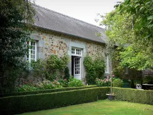 Landsitz Saussey - Garten des Landsitzes: Rasen, Blumen und Bäume