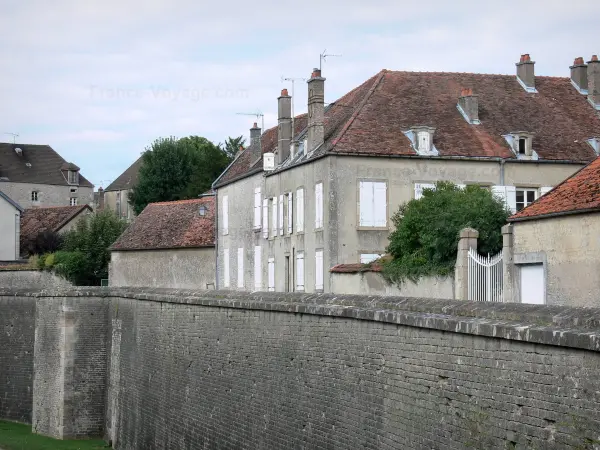 Langres - Las paredes y las casas de la ciudad vieja