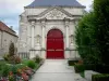 Langres - Antigua capilla convertida en un teatro de Oratorio, y macizos de flores