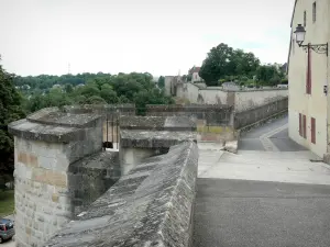 Langres - Promenade sur le chemin de ronde, le long des remparts de la vieille ville