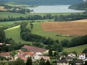 Langres - Uitzicht op de daken van de benedenstad, velden en meer van de Link van de wallen van de oude stad