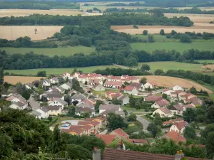 Langres - Uitzicht op de daken van de benedenstad en de omliggende velden van de wallen van de oude stad