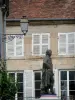 Langres - Statue de Denis Diderot (oeuvre de Frédéric Bartholdi), lanterne murale et façade de la vieille ville