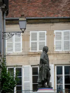 Langres - Estatua de Denis Diderot (obra de Frederic Bartholdi), en pared linterna y la fachada de la vieja ciudad