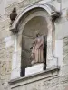 Langres - Nicho con una estatua de la Virgen y el Niño