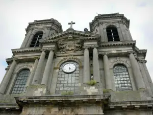 Langres - West-gevel van de kathedraal van St. Mamas