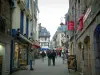 Lannion - Rue et ses maisons bordées de boutiques, marché en arrière-plan