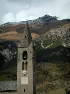 Lanslevillard - Glockenturm der Kirche und Berg mit schneebedecktem Gipfel, in der Haute-Maurienne (peripherische Zone des Nationalparks Vanoise)
