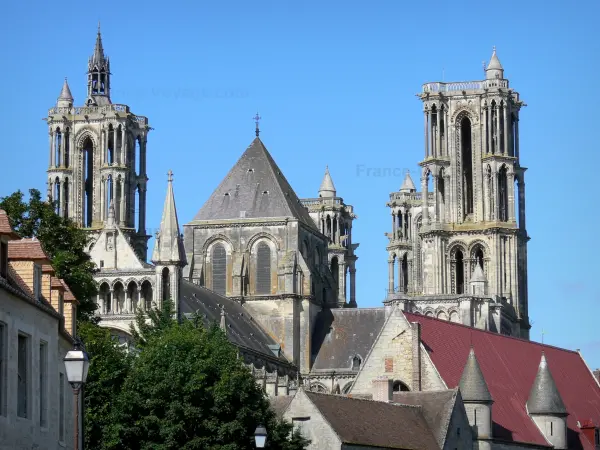 Laon - Tours de la cathédrale Notre-Dame et ancien palais épiscopal (palais de Justice)