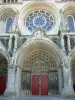 Laon - Westfassade der Kathedrale Notre-Dame im gotischen Baustil: skulptiertes Portal, mit einer Fensterrose gekrönt