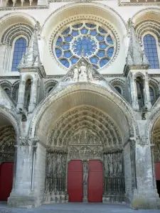 Laon - Façade ouest de la cathédrale Notre-Dame de style gothique : portail sculpté surmonté d'une rose