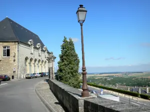 Laon - Caminando a lo largo de las murallas con vistas a la llanura y la Casa de las Artes y Recreación Laon; farola en primer plano