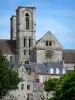 Laon - Türme und Querschiff der Abteikirche Saint-Martin beherrschend die Häuser der Stadt